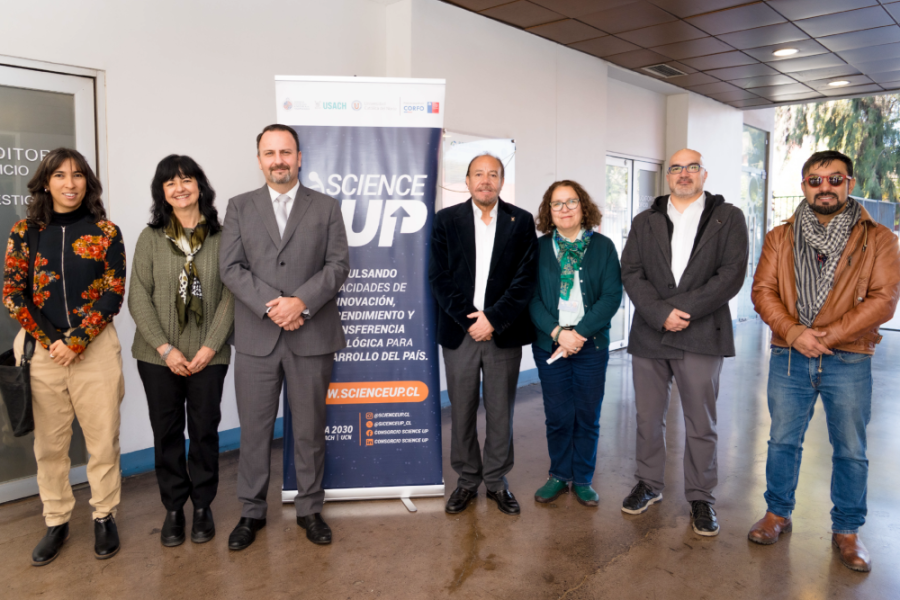 En la fotografía aparece el rector (s) Juan Escrig, junto a autoridades de Science Up y el decano de la Facultad de Química y Biología.