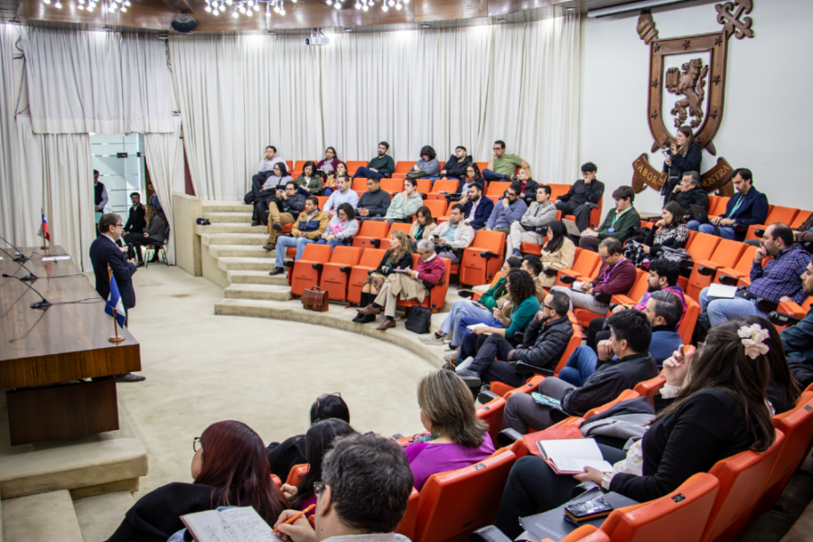 En la imagen se muestran a los asistentes al taller escuchando la exposición en el Salón de Honor de la Universidad