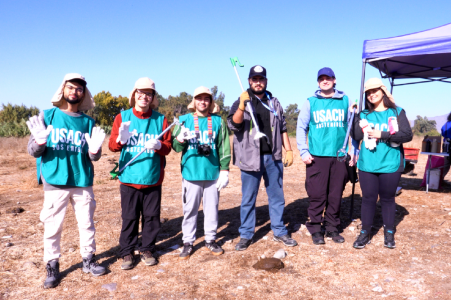 Estudiantes Usach limpian Reserva nacional municipal