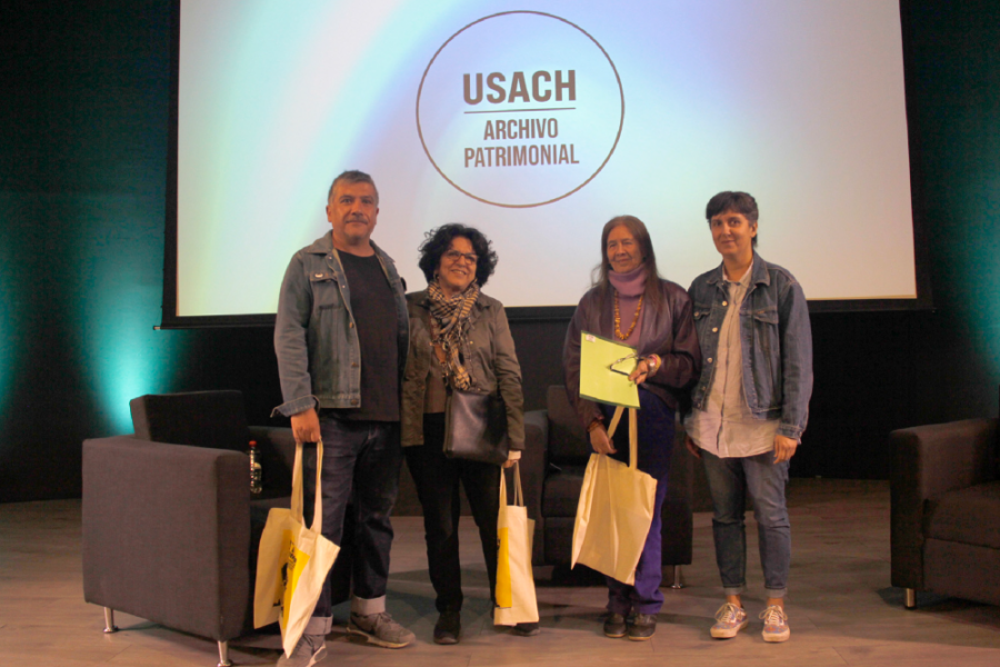 En la imagen aparecen un hombre y tres mujeres que son autoridades e invitados al conversatorio
