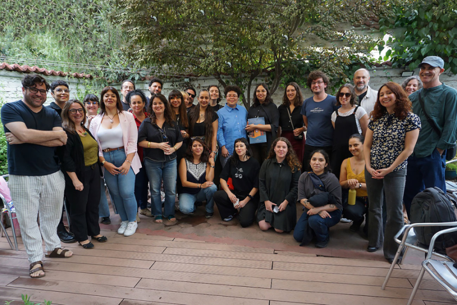 En la fotografía aparece la comunidad del Doctorado en en Artes y Humanidades  en los patios de IDEA-Usach