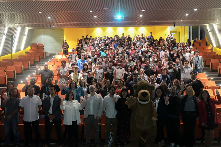 La imagen muestra a los nuevos ingresos junto a las principales autoridades de la facultad de ciencias, saludando a la cámara en el auditorio de la Facultad de Administración y Economía