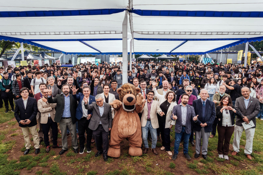 La imagen muestra a las autoridades de la FING junto a las y los nuevos estudiantes en la actividad de bienvenida
