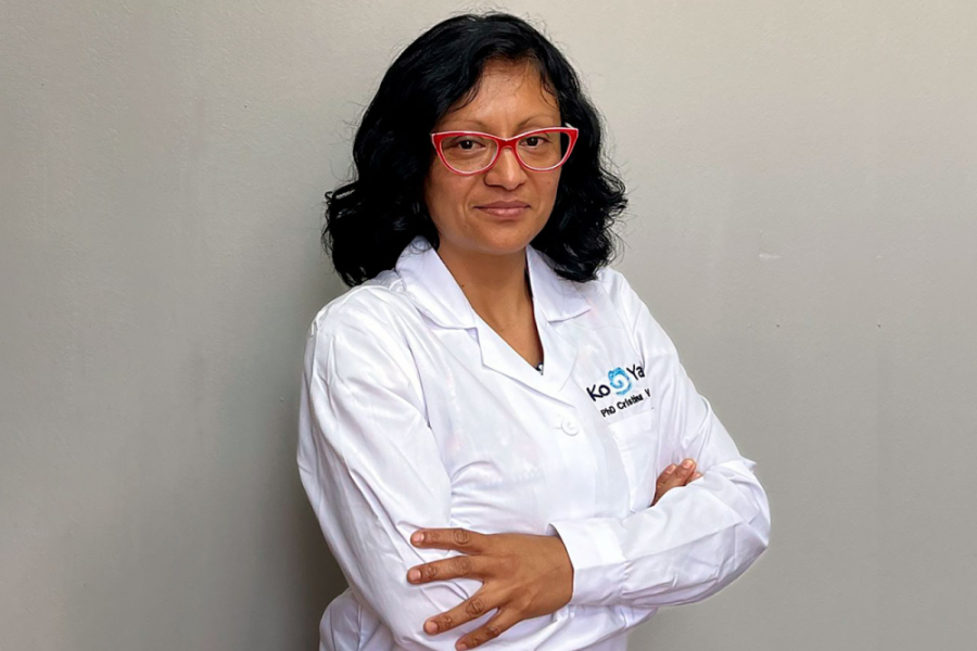 En la fotografía aparece la investigadora Cristina Villamar, del Departamento de Ingeniería en Obras Civiles. Viste un delantal blanco y el fondo es el mismo todo del delantal.