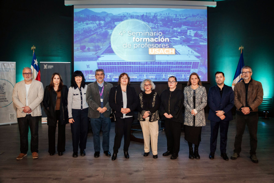 En la fotografía aparecen autoridades y academicos de las diferentes unidades que fueron parte se la actividad. Posan en el escenario del Auditorio FAE. De fondo, una pantalla con el afiche del evento.