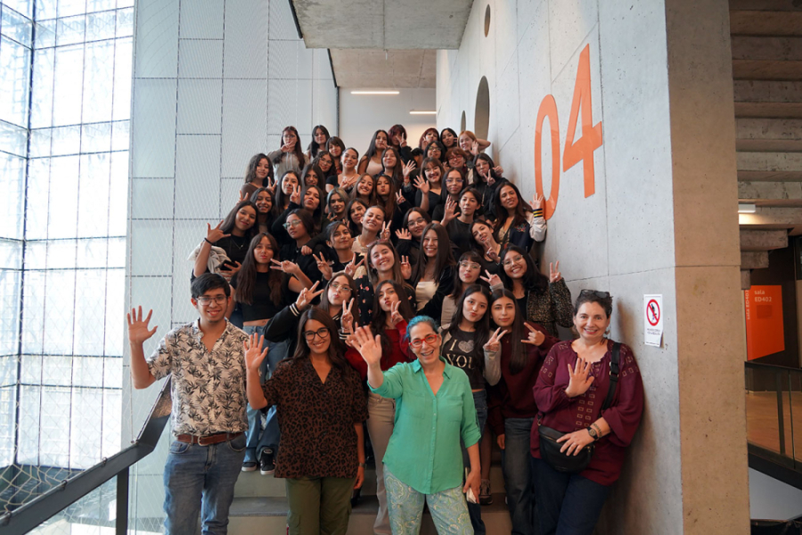 En la imagen aparece medio centenar de estudiantes aposados a una escalera del cuarto piso al interior del edificio  de laFAE