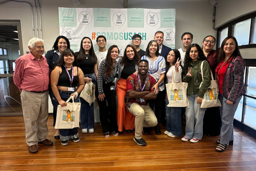 En la imagen aparecen los estudiantes, profesores y autoridades de la Vicerrectoría de apoyo Estudiantil  y lajefa del Departamento de Admisión qur llevan adelante este cupo de acceso a la educación superior