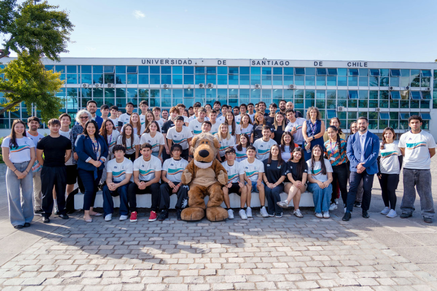 En la imagen aparecen las y los estudiantes que ingresaron a la Usach a través del cupo deportes, junto a autoridades de la universidad en la explanada central de la Casa Central
