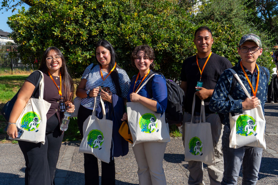 En la imagen aparece los estudiantes que participan del proyecto. Son tres mujeres y dos hombres. De fondos se logra apreciar las hojas de unos árboles.