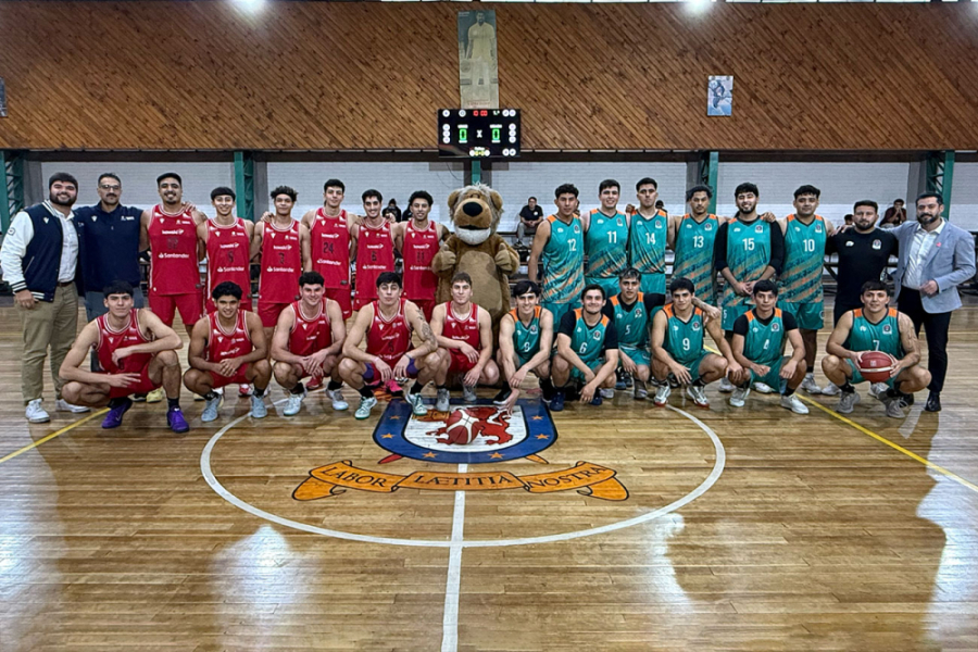 En la imagen aparecen el equipo de la selección de básquetbol de la Usach y la Unab junto a sus entrenadores y a los jefes del departamento de deportes