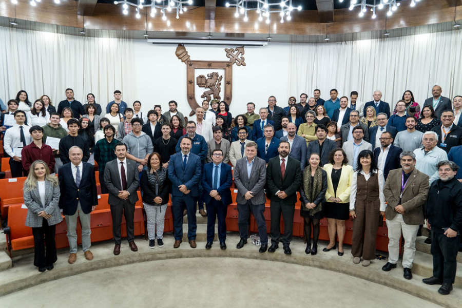 La imagen muestra a las y los asistentes a la inauguración en el Salón de Honor