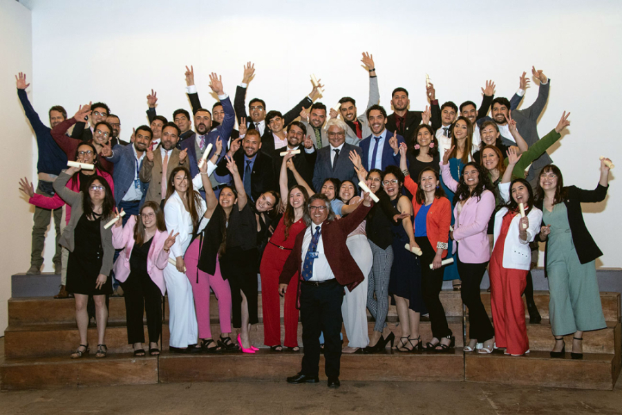 En la fotografía aparecen autoridades y estudiantes de la carrera, posando de manera alegre frente a la cámara.