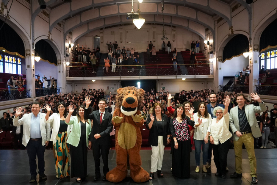 En la imagen aparecen autoridades y estudiantes Paiep en el Teatro de Aula Magna
