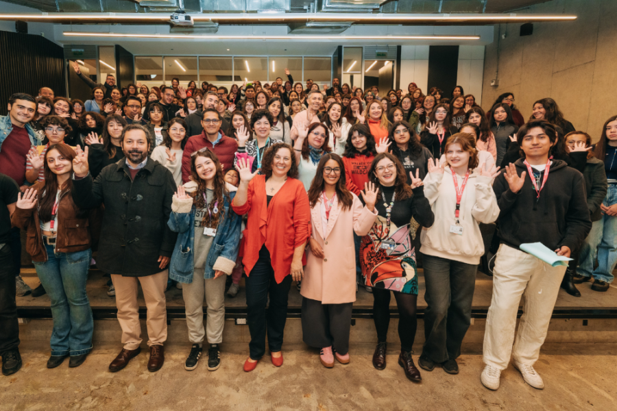En la fotografía aparecen académicos, autoridades y estudiantes que participaron del evento en el Salón Auditorio FING