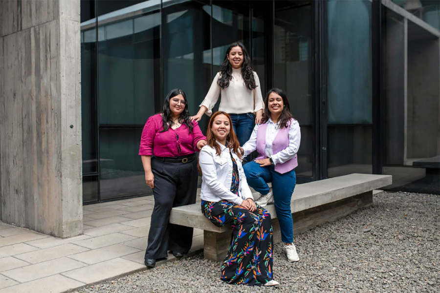 La foto muestra a las cuatro estudiantes que desarrollaron la iniciativa