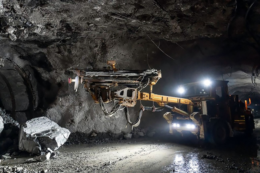 En la imagen aparece una maquinaria trabajando bajo tierra para la minería