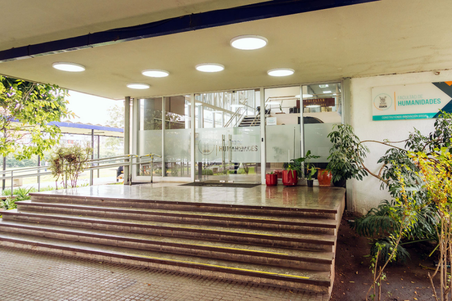 La imagen muestra el frontis del edificio de la facultad de humanidades