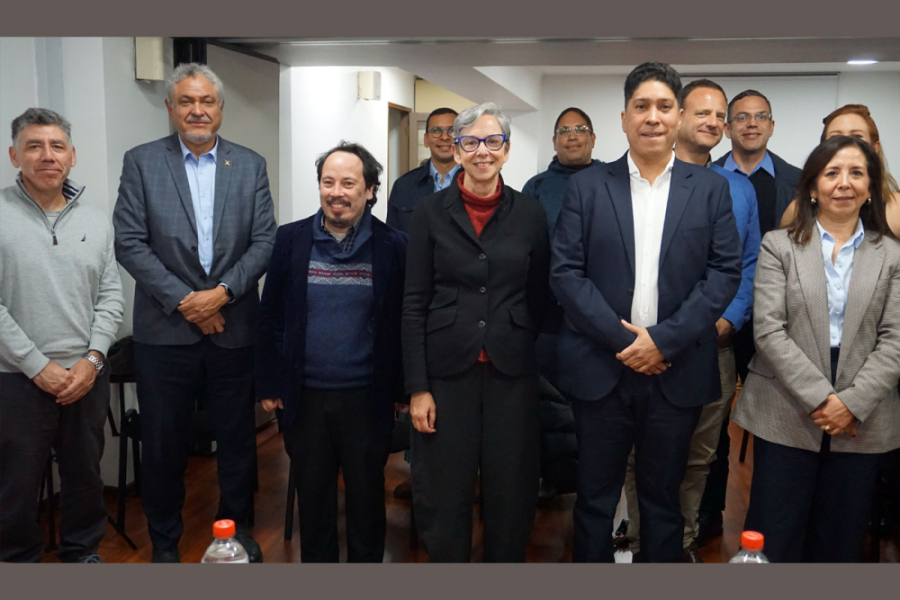 En la imagen aparecen las y los asistentes al lanzamiento del libro junto al rector electo de la Usach y al Director del Idea