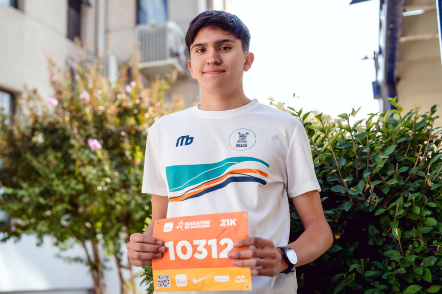 Matías Undiks, alumno de segundo año de la carrera de Derecho, quien se coronó campeón juvenil del 21K de la Maratón de Santiago.
