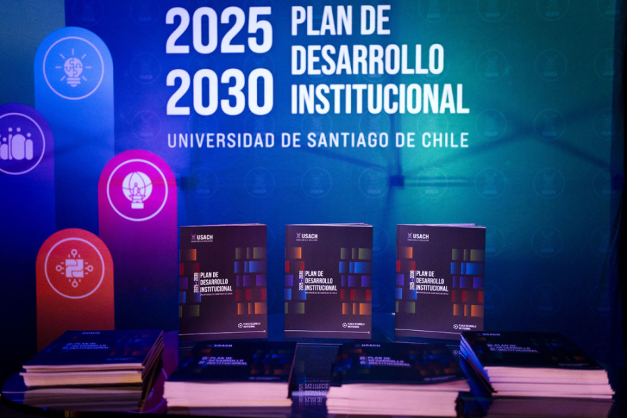 La foto muestra los ejemplares del plan de desarrollo expuestos sobre una mesa con un pendón de fondo