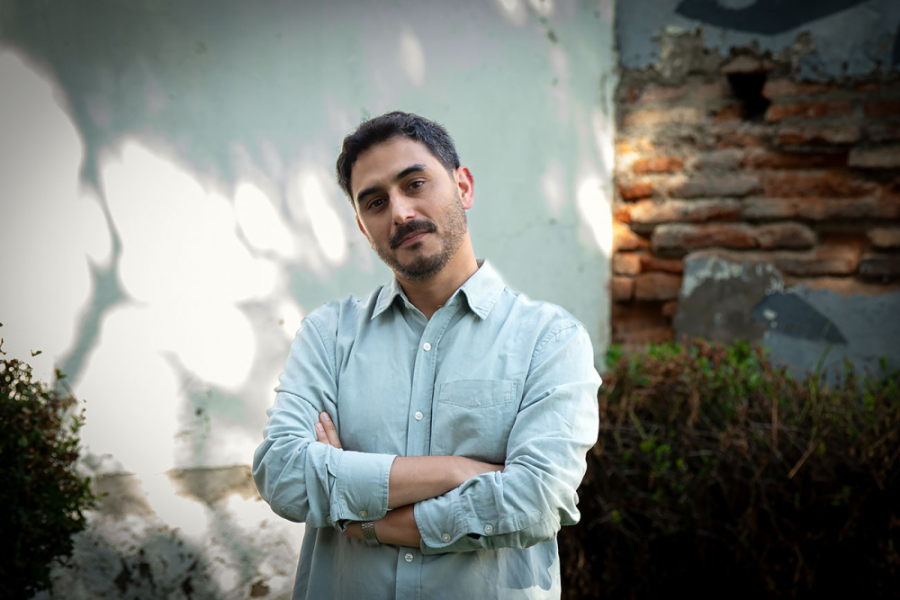 En la imagen aparecer el Dr. Jofré quien lidera el proyecto. Lleva una camisa blanca, es de pelo corto y una incipiente barba.