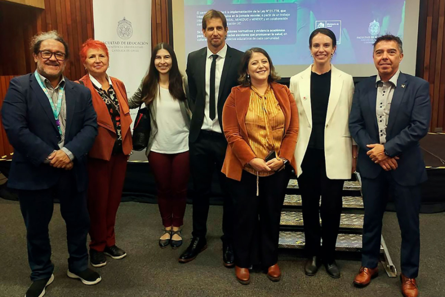 La imagen muestra a académicos y representantes de la universidad en el seminario