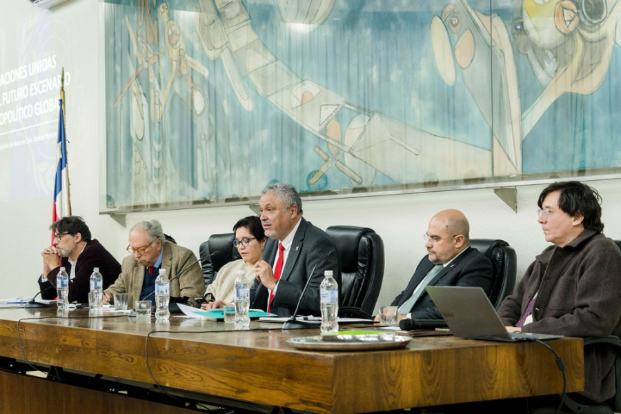La imagen muestra a los expertos que participaron del conversatorio, en la mesa del Salón de Honor de la Usach