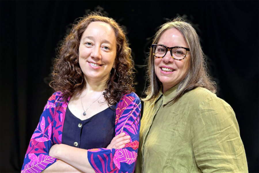 En la imagen aparecen las doctoras de la Escuela de Periodismo, Ximena Orchard y Alejandra Phillippi, académicas que lideran este importante financiado proyecto ANID
