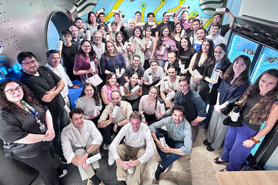En la fotografía aparecen cerca de 50 personas que participaron en el concurso de startups del agro, entre ellos los estudiantes Usach del proyecto VitiNova quedó en 8va posición en “AgroTech Studio