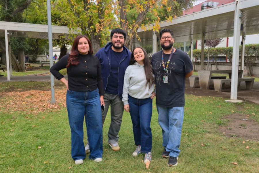 La imagen muestra al grupo estudiantil creador del proyecto. Dos hombres y dos mujeres de pie frente a la cámara en el patio de ciencias