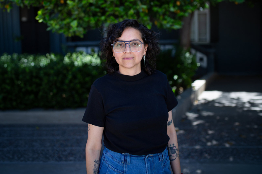 En la imagen aparece Tania Ovalle Steembecker, publicista e integrante de la ONG Publicitarias, se encuentra en Francia participando en Cannes Lions