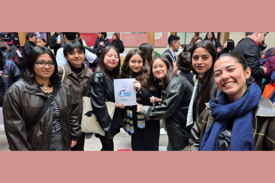 en la fotografía aparece 7 estudiantes mostrando un afiche de las jornadas pinguinas