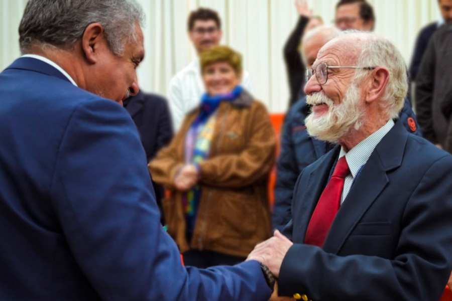 La foto muestra al rector de la Usach, de espaldas, estrechando la mano del Dr. Juan Pablo García-Huidobro, de frente con corbata roja
