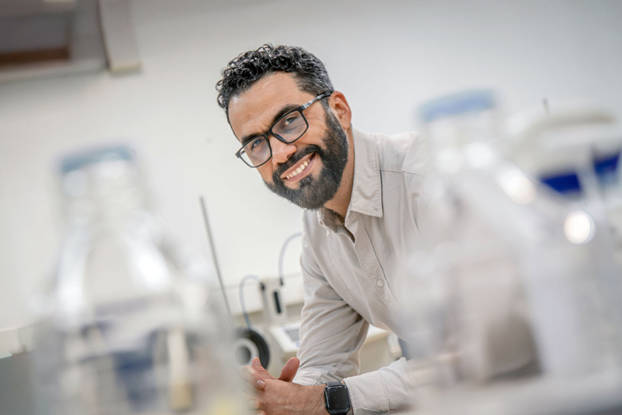 La foto muestra al académico sonriendo en su laboratorio