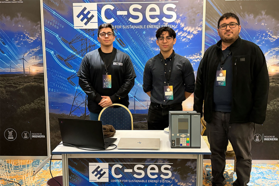 La imagen muestra a los representantes usach en el stand del evento
