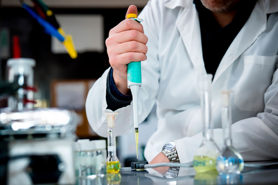 En la imagen aparece u investigador en el laboratorio trabajando con un pipeta.