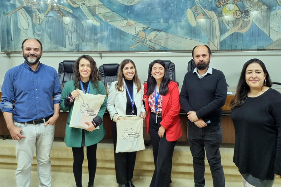 La foto muestra a los representantes de las distintas organizaciones que asistieron al evento, posando frente a la cámara en el Salón de Honor de la Usach