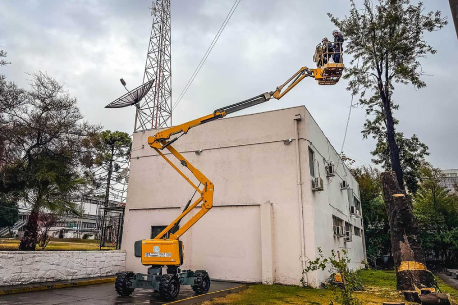 La imagen muestra una grúa trabajando en las instalaciones de la universidad