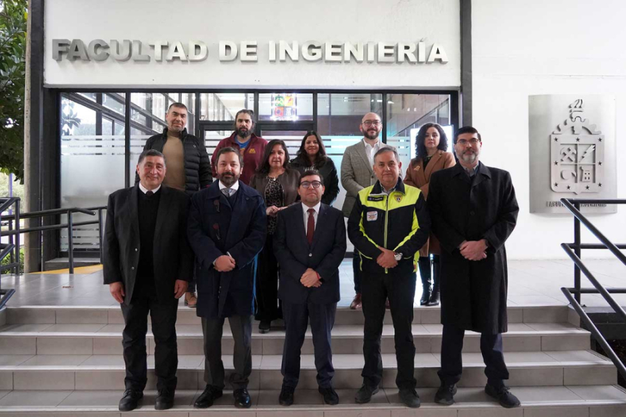 La foto muestra a las autoridades de la facultad de ingeniería junto a personal del SAMU, posando de pie frente a la facultad