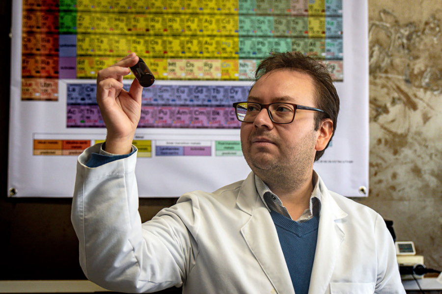 En la fotografía aparece el académico del Departamento de Ingeniería Química y Bioprocesos, Dr. Isaac Díaz.