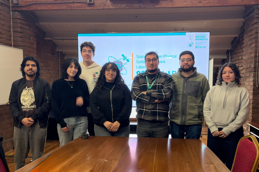 La foto corresponde al equipo de estudiantes y académicos que participaron del proyecto