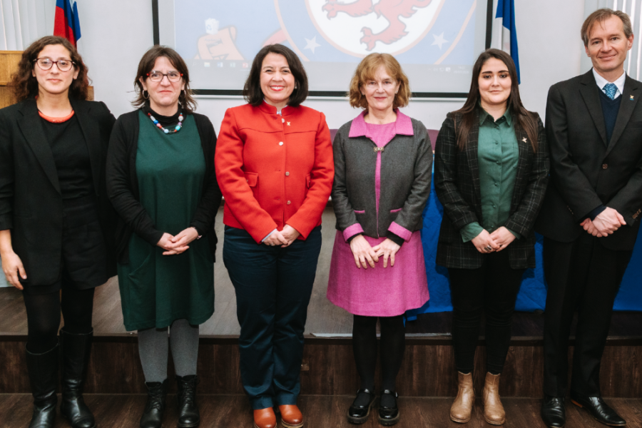 En la imagen aparecen los vicerrectores de Vinculación con el medio y de Calidad de Vida, Género, Equidad y Diversidad, además de integrantes del Observatorio Género y Diversidad 