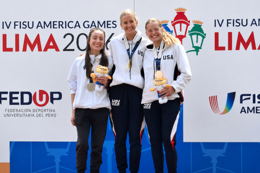 Florencia Vega aparece en el podía de Fisu. Ella es la está a la izquierda de la fotografía.