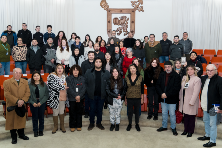 Integrantes del Departamento de Historia de la Facultad de Humanidades y el Memorial de Paine , posan a la cámara en el Salón de honor Usacn en la premiaciónConcurso de Microrrelatos “Mosaicos de Historia.