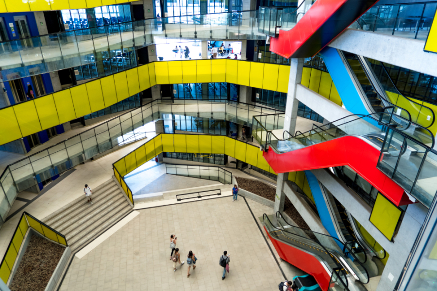 La imagen muestra el interior de la Facultad de Administración de Economía 