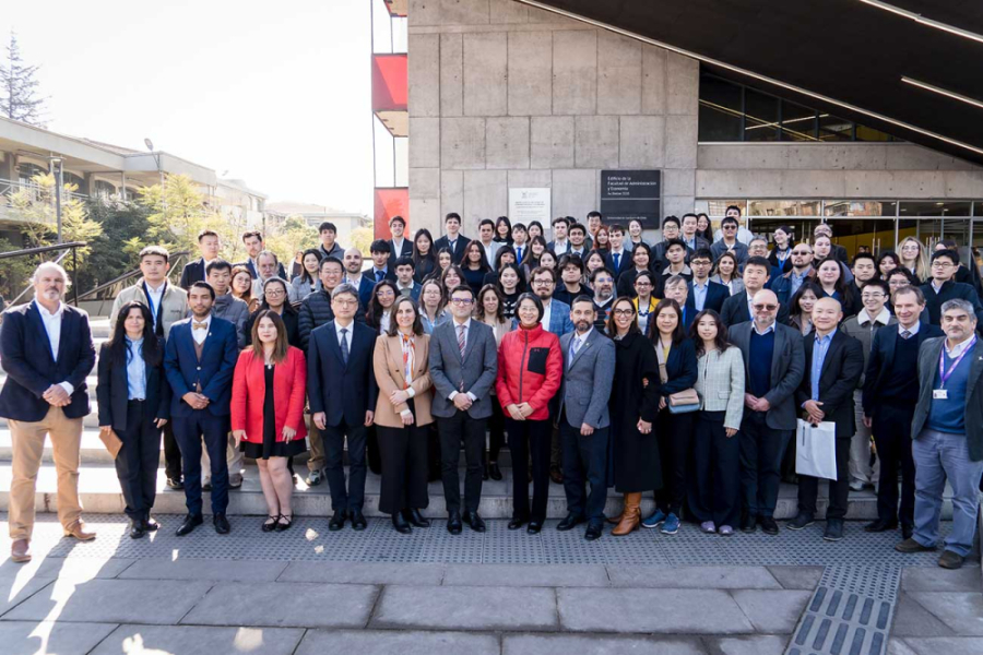 La imagen muestra a toda la comunidad que participó del encuentro en el frontis de la Facultad de Administración y Economía