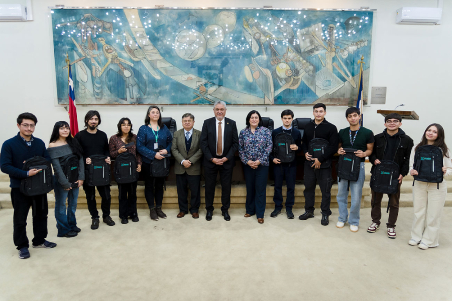 En la imagen aparecen el Rector junto a los vicerrectores de Apoyo Estudiantil y Académico junto a estudiantes destacados em el Salón de Honor Usach.