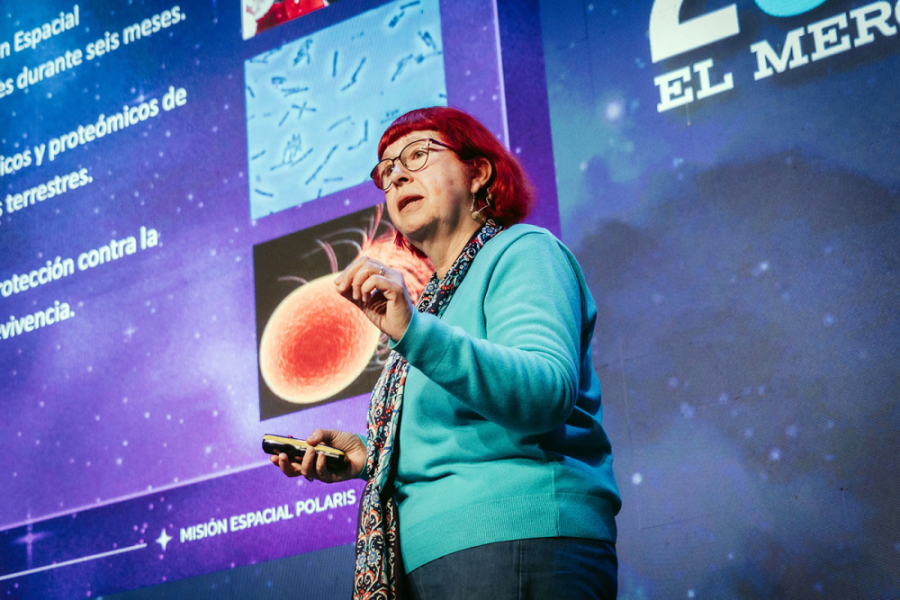 En la imagen aparece la Dra. Jenny Blamey  dando una charla de Protagonistas 2030