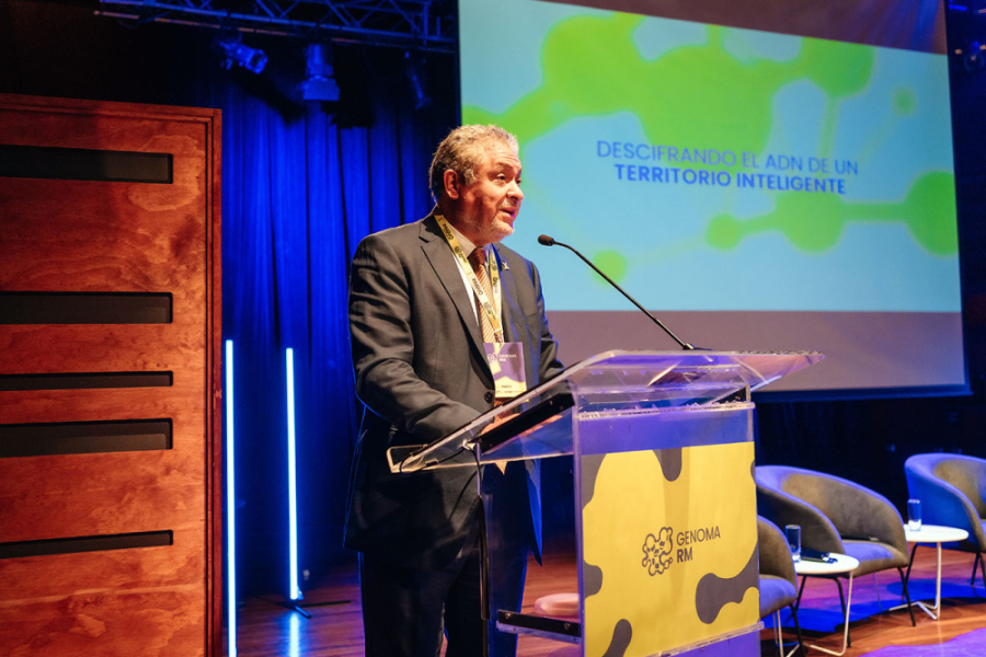 En la fotografía aparece el Rector Palominos dirigiéndose a la audiencia en el encuentro internacional GENOMA 2026