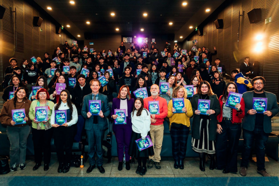 La foto muestra a las y los participantes del lanzamiento, posando con la revista en las manos en el centro cultural La Moneda